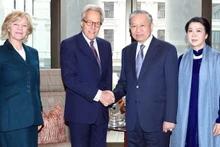 Le secrétaire général To Lam et son épouse reçoivent le duc de Richmond Charles Gordon-Lennox et son épouse. (Photo : VNA)