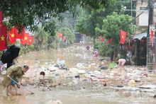 Le typhon n°10, accompagnée de pluies, d’inondations, de glissements de terrain et d’orages violents, a causé de graves pertes en vies humaines, en biens et en infrastructures, avec des dégâts estimés à près de 12 800 milliards de dongs.