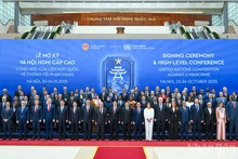 Le président Luong Cuong, le secrétaire général de l’ONU et des dirigeants ainsi que des représentants de divers pays ont participé à la cérémonie d’ouverture à la signature de la Convention des Nations unies sur la lutte contre la cybercriminalité. (Photo : Thuy Nguyen)