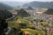 Des touristes étrangers conquis par l’aventure à moto sur le plateau karstique de Dong Van