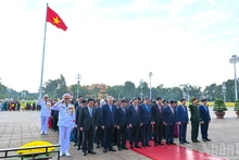 Le secrétaire général To Lam, le président de la République Luong Cuong, le Premier ministre Pham Minh Chinh, le président de l’Assemblée nationale Tran Thanh Man, ainsi que les dirigeants du Parti, de l’État et les députés, ont rendu un hommage solennel au Président Ho Chi Minh.