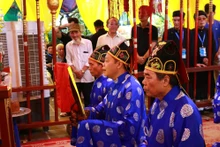 Cérémonie d’offrande au saint protecteur à l’occasion de la remise du certificat de patrimoine culturel immatériel national pour le festival du village de La Phu.