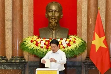 Le président Luong Cuong fait don pour aider les victimes affectées par le typhon Bualoi et les pluies torrentielles. Photo : NDEL.