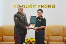 Le général Phan Van Giang (à droite), vice-secrétaire de la Commission militaire centrale et ministre de la Défense, reçoitnle général de division Pavel Muraveiko, chef d’état-major général des Forces armées et premier vice-ministre de la Défense de la Biélorussie. Photo : VNA.