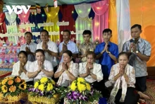 Une famille maîtresse de la cérémonie Kathina avec les offrandes destinées à la pagode. Photo: VOV