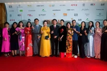 La délégation vietnamienne sur le tapis rouge du Festival international du film de Busan 2025. Photo : VFDA.