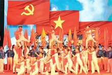 Chants et danses en l’honneur du Parti glorieux. Photo : Duy Linh.