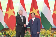 Le Premier ministre Pham Minh Chinh (droite) et e président de l’Assemblée nationale hongroise Kover Laszlo. Photo : NDEL.