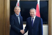 Le secrétaire général du Parti To Lam rencontre l'ancien Premier ministre britannique Tony Blair. Photo : VNA.