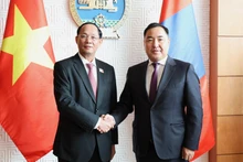 Le vice-président de l’Assemblée nationale (AN) du Vietnam, Tran Quang Phuong, et le vice-président du Parlement mongol. Photo : VNA.