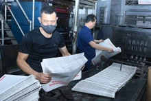 Les ouvriers de la Compagnie d’impression du journal Nhan Dan à Hanoï s’affairent à imprimer les projets de documents. Photo : Dang Khoa.