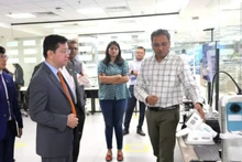 L’ambassadeur Nguyen Thanh Hai visite le Centre d’intelligence artificielle (AI CoE). (Photo : Bureau du commerce du Vietnam en Inde)