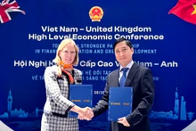 M. Ngo Chi Dung, président du conseil d’administration et directeur général de la société vietnamienne de vaccins VNVC, et Mme Kaja Natland, vice-présidente principale de GSK pour la région Asie-Pacifique et les marchés internationaux, ont procédé à la remise officielle des documents de coopération. Photo : NDEL.