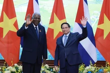 Le Premier ministre Pham Minh Chinh (droite) et le président de l'Assemblée nationale du Pouvoir populaire de Cuba. Photo : VNA.