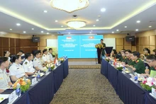 L'échange de vue entre des jeunes officiers Vietnam – Singapour 2025. Photo : VNA