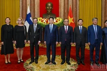 Le président Luong Cuong et l’ambassadeur de la République de Finlande au Vietnam, Pekka Voutilainen, et des délégués lors de la cérémonie de présentation des lettres de créance.