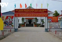 Les rues sont ornées de drapeaux, de fleurs et de banderoles de propagande électorale. Photo : VOV.