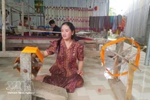 Des femmes khmères de la commune d’An Cu, province d’An Giang, s’emploient à préserver et à valoriser le métier traditionnel de tissage de brocart de leur communauté. Photo : VNA.