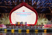 Lors de la cérémonie solennelle de réception du certificat classant le complexe paysager et archéologique de Tam Chuc en vestige national spécial. Photo : VNA.