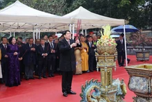 Le président Luong Cuong lors de la cérémonie devant la statue du roi Ly Thai To. Photo : VNA.