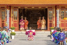 La grande audience royale du Nouvel An lunaire de la dynastie Nguyen est reconstituée au palais Thai Hoa, dans la citadelle impériale de Hue. Photo : TPO.