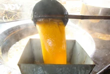 Une mélasse de qualité doit présenter une couleur ambrée et une texture brillante et fluide. Photo : VOV.