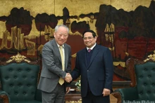 Le Premier ministre Pham Minh Chinh (droite) et Yan Jiehe, fondateur et président de China Pacific Construction Group.