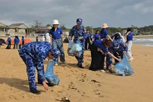 Collecte de déchets plastiques et nettoyage des plages lors du programme « Dimanche vert » dans la zone spéciale de Ly Son.
