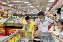 À Hô Chi Minh-Ville, les supermarchés renforcent les promotions et les programmes de stabilisation des prix. Photo : VNA.