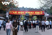 Les visiteurs affluent au temple Tran pour s'y recueillir.