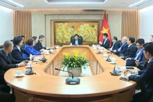 La rencontre entre le vice-Premier ministre Nguyen Chi Dung et Wang Jibing, président du conseil d’administration du groupe ArcherMind. Photo : VNA.