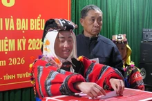 Des électeurs du village Lo Lo Chai, commune de Lung Cu, participent au scrutin pour élire les députés de l’Assemblée nationale (XVIe législature) et les membres des Conseils populaires à tous les niveaux pour le mandat 2026-2031.