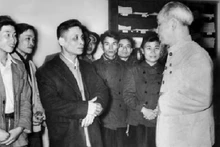 Le Président Hô Chi Minh rend visite et adresse ses vœux du Nouvel An aux cadres et journalistes du Journal Nhân Dân en 1957.