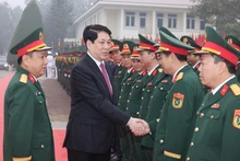 Le président de la République, Luong Cuong, avec les officiers de la Division 316. Photo : VNA.