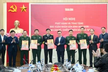 Nhân Dân : remise du numéro de printemps 2026 aux cadres et soldats des zones frontalières et insulaires