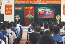 Les cadres et soldats suivent la retransmission en direct de l’ouverture du XIVᵉ Congrès sur l’île de Truong Sa. Photo : NDEL.