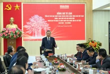 Le secrétaire général To Lam préside la séance de travail avec le Journal Nhân Dân. 