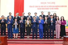 Le Premier ministre Pham Minh Chinh aux côtés des délégués participant à l’événement.
