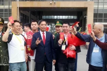 Les autorités de la province de Quang Ninh accueillent les premiers touristes étrangers. Photo : VNA.