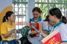 Des travailleurs en recherche d’emploi lors du programme "Soutien aux travailleurs 2025", organisé par le Centre de services pour l’emploi des jeunes de Ho Chi Minh-Ville. Photo : VNA.