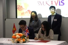 Un protocole d’accord a été signé entre l’Association des étudiants vietnamiens au Royaume-Uni et l’Association des intellectuels vietnamiens au Royaume-Uni et en Irlande. Photo : VNA.