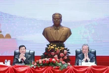Le secrétaire général du PCV, To Lam (droite), a coprésidé à Vientiane, avec le secrétaire général du PPRL et président lao, Thongloun Sisoulith, une réunion consacrée à l’information sur les résultats du XIVe Congrès national du PCV. Photo : VNA.