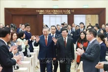 Le secrétaire général du PPRL et président du Laos, Thongloun Sisoulith, et le secrétaire général du PCV, To Lam, coprésident, le 26 janvier à Hanoï, une conférence d’information consacrée aux résultats du XIIᵉ Congrès national du PPRL. Photo : VNA.