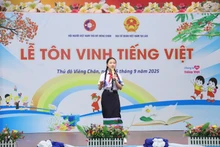 Vila Xaynhavong, élève de la classe 8A de l'école bilingue lao-vietnamienne Nguyen Du, participe à un concours sur le thème «Les tunnels de Vinh Moc-Quang Tri, où la vie est immortelle». Photo : VNA.