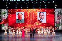 L’interprétation de la chanson « Vietnam-Chine » par les artistes des deux pays, symbolise l’amitié et la coopération durables entre les deux pays. Photo : NDEL.
