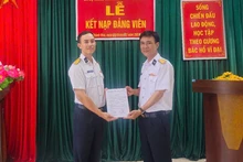 Le camarade Nguyen Thanh Hai (à gauche) reçoit sa décision officielle d’admission au PCV. Photo : QĐND.
