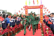 Les jeunes de Hai Phong partent avec enthousiasme accomplir leur service militaire. Photo : NDEL.