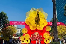 L'entrée du festival du Têt vietnamien est ornée de la mascotte de l'Année du Cheval. Photo : laodong.