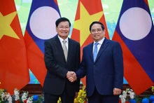 Le Premier ministre Pham Minh Chinh (à droite) et le secrétaire général du PPRL et président du Laos, Thongloun Sisoulith. Photo : VNA.