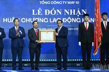 Le Premier ministre Pham Minh Chinh remet l’Ordre du Travail de première classe à la compagnie générale May 10.